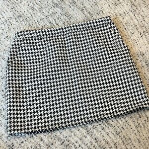 Houndstooth patterned mini skirt